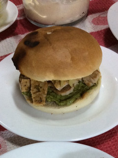 Una foto de Sándwich de lomito de cerdo 🐖🥑🍔🍺