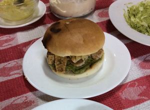 Una foto de Sándwich de lomito de cerdo 🐖🥑🍔🍺