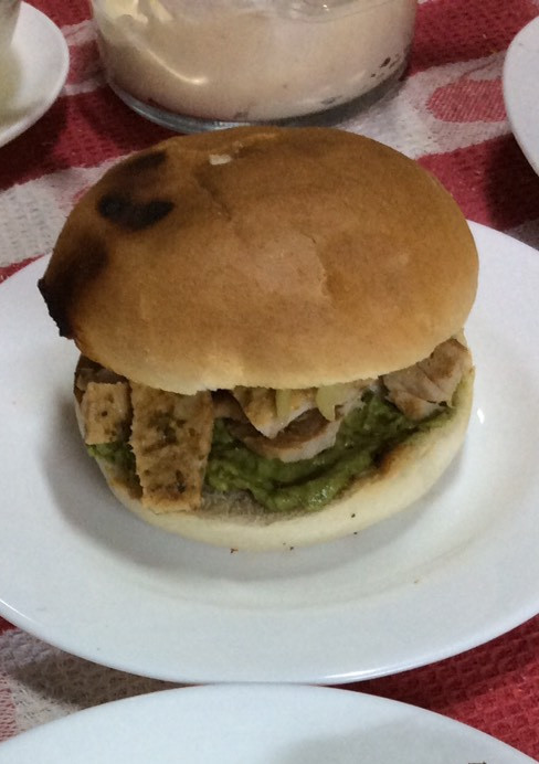 Una foto de Sándwich de lomito de cerdo 🐖🥑🍔🍺