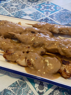 Una foto de Pollo con salsa saté