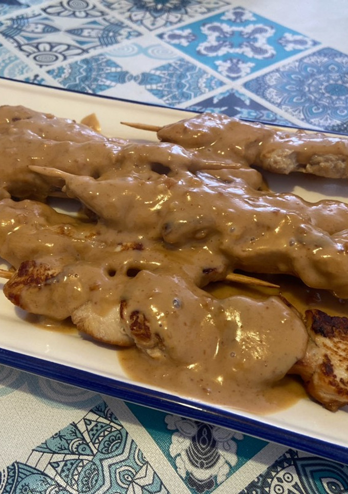 Una foto de Pollo con salsa saté