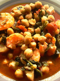 Una foto de Garbanzos, Acelgas con Bacalao y Langostinos