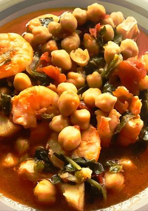 Foto principal de Garbanzos, Acelgas con Bacalao y Langostinos