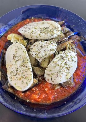 Una foto de Berenjenas con tomate y mozzarella