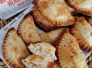 Foto principal de Empanadillas de queso crema, pollo y cebolla caramelizada