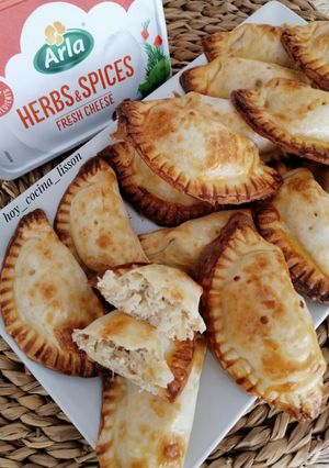 Una foto de Empanadillas de queso crema, pollo y cebolla caramelizada