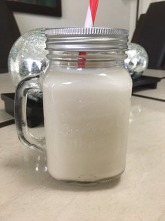 Una foto de Agua de Avena (light) y Hotcakes de avena 🥛🥞