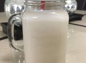 Una foto de Agua de Avena (light) y Hotcakes de avena 🥛🥞