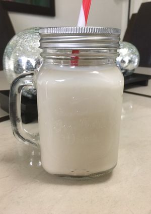 Una foto de Agua de Avena (light) y Hotcakes de avena 🥛🥞