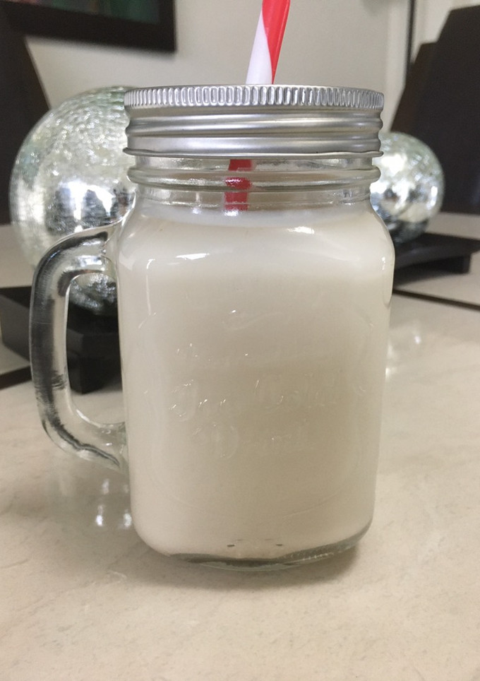 Una foto de Agua de Avena (light) y Hotcakes de avena 🥛🥞