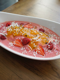 Una foto de Smoothie Bowl de Frambuesa con Mermelada Mel's Mango-Maracuyá