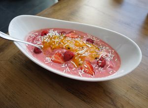 Una foto de Smoothie Bowl de Frambuesa con Mermelada Mel's Mango-Maracuyá