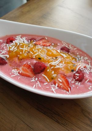Una foto de Smoothie Bowl de Frambuesa con Mermelada Mel's Mango-Maracuyá