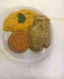 Milanesas de berenjena con puré de zapallo y salsa picante