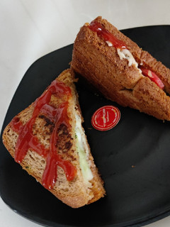 वेज चीज़ मेयो सैंडविच (Veg cheese mayo sandwich recipe in Hindi) रेसिपी मुख्य फोटो