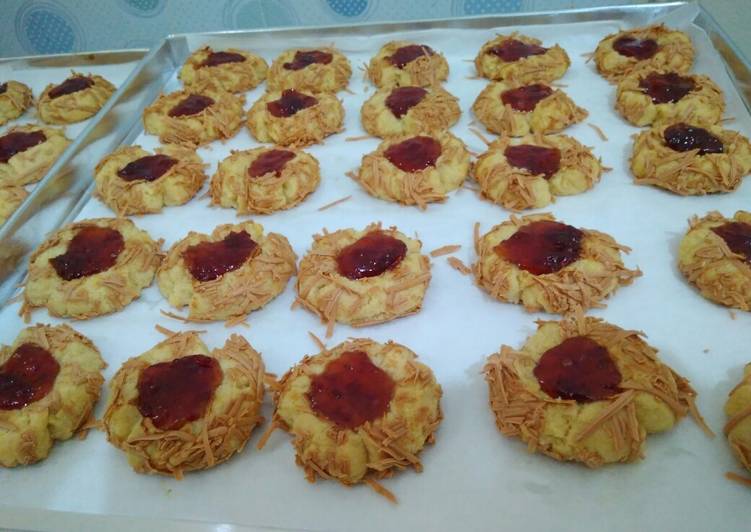 Resep Strawberry Cheese Thumbprint Cookies, Enak