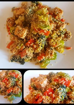 Una foto de Tofu con quinoa y vegetales. #delantaldorado