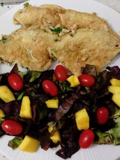 Una foto de Revuelto de camarones con cilantro y ensalada