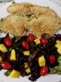 Una foto de Revuelto de camarones con cilantro y ensalada