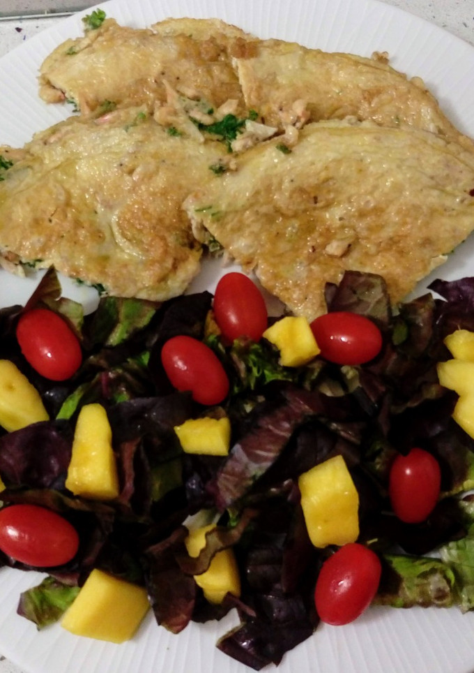 Una foto de Revuelto de camarones con cilantro y ensalada