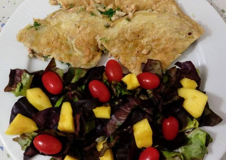 Revuelto de camarones con cilantro y ensalada