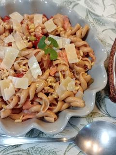 Una foto de Ensalada de pasta y salmón