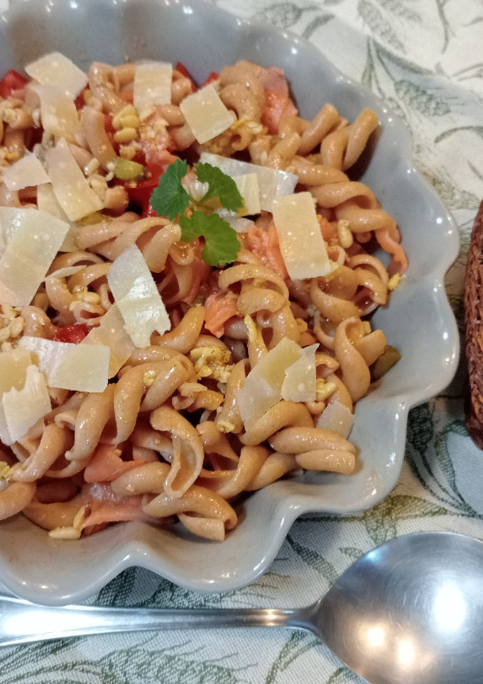 Una foto de Ensalada de pasta y salmón