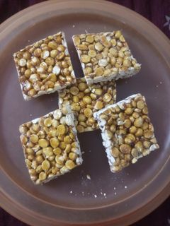 દાળિયાની ચીકી (Daliya Chiki Recipe In Gujarati) રેસીપી મુખ્ય ફોટો