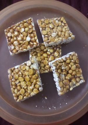 દાળિયાની ચીકી (Daliya Chiki Recipe In Gujarati) રેસીપી મુખ્ય ફોટો