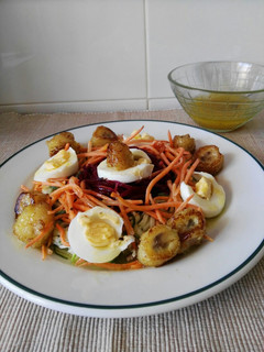 Una foto de Ensalada de calabacín, zanahoria, plátano frito y más