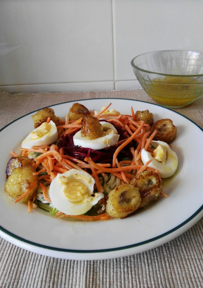 Una foto de Ensalada de calabacín, zanahoria, plátano frito y más