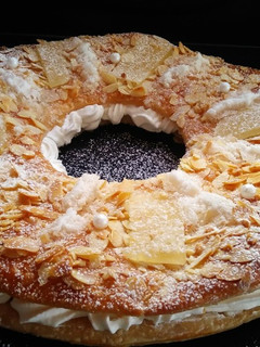 Una foto de Roscón de reyes de hojaldre relleno de nata montada