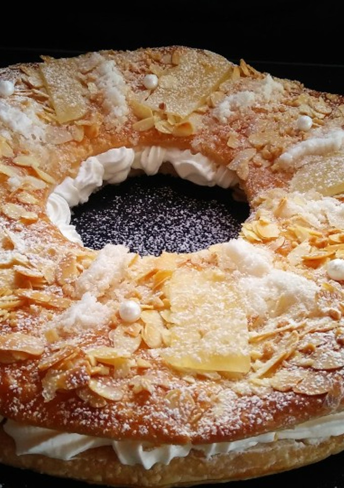 Una foto de Roscón de reyes de hojaldre relleno de nata montada