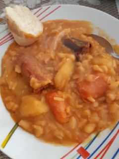 Una foto de Alubias o habichuelas con chorizo y morcilla