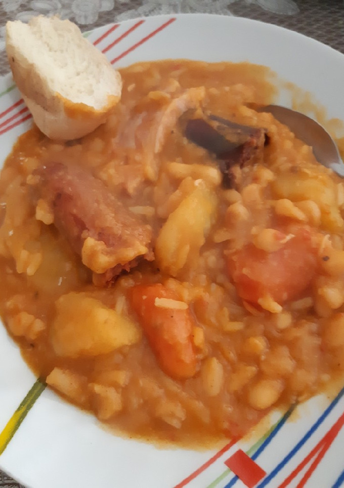 Una foto de Alubias o habichuelas con chorizo y morcilla