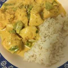 Una foto de Pechuga al curry con arroz fácil
