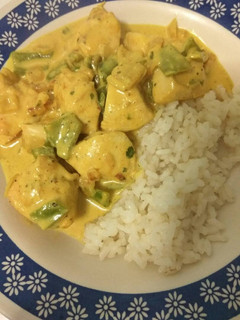 Una foto de Pechuga al curry con arroz fácil