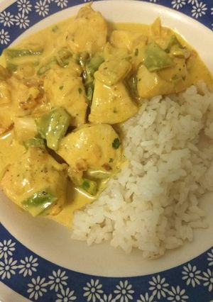 Una foto de Pechuga al curry con arroz fácil
