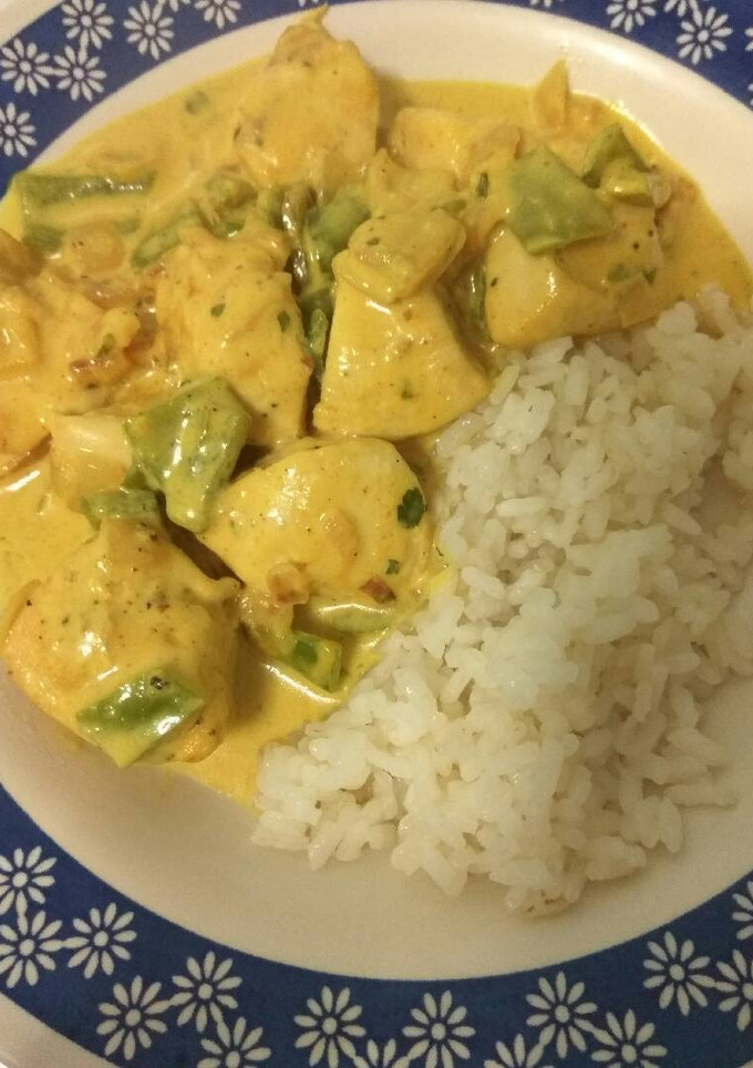 Una foto de Pechuga al curry con arroz fácil
