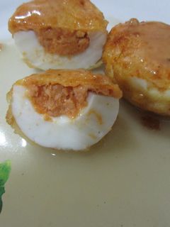 Una foto de Huevos rellenos de atún con salsa de limón