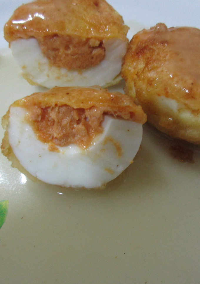 Una foto de Huevos rellenos de atún con salsa de limón