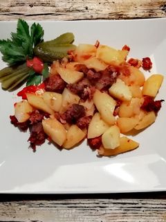 Tepsis újkrumpli kolbásszal sütve recept fotója