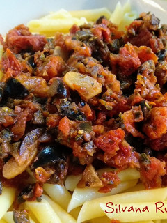 Una foto de 124.🍝Pasta vegana con tomate en aceite y aceitunas negras🍅