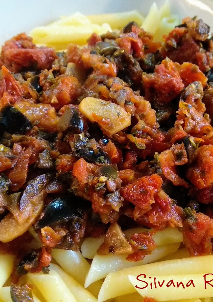 Una foto de 124.🍝Pasta vegana con tomate en aceite y aceitunas negras🍅
