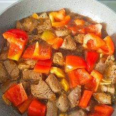 A picture of Black Pepper with Capsicum.