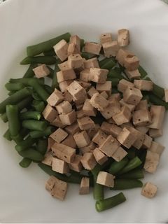 Una foto de Tofu con judías verdes