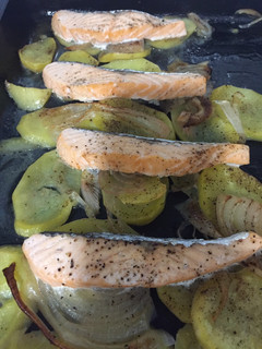Una foto de Salmón al horno con patatas panaderas