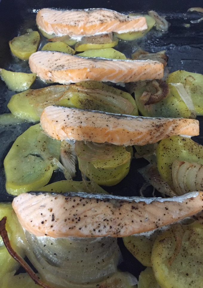 Una foto de Salmón al horno con patatas panaderas