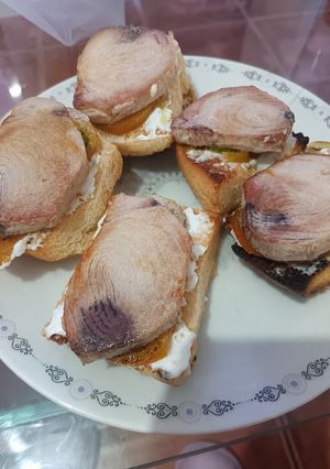 Una foto de Tostas de Atún a la Plancha