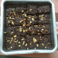 A picture of Chocolate walnut brownie in microwave.